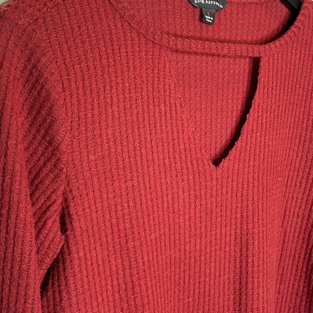 ROCK & REPUBLIC Red Long Sleeve Waffle Sweater Large Cut Out V-Neck - Picture 2 of 4